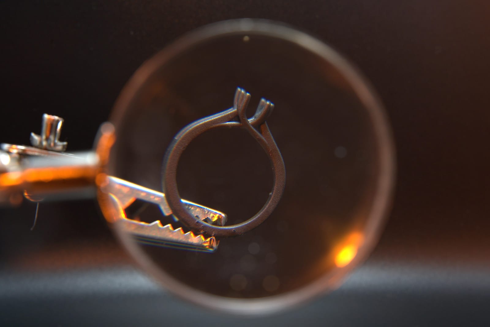 The solitaire ring pattern seen through a loupe, shank and prongs holding their edges at 25 microns